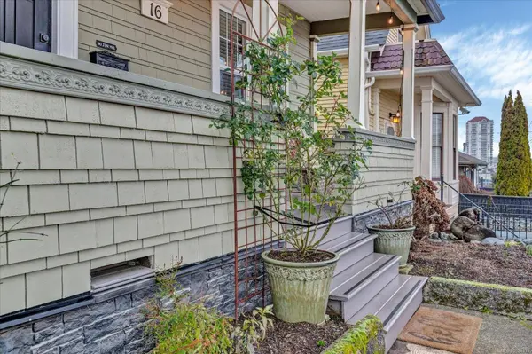 16 Irwin St, Nanaimo, BC V9R 4X1