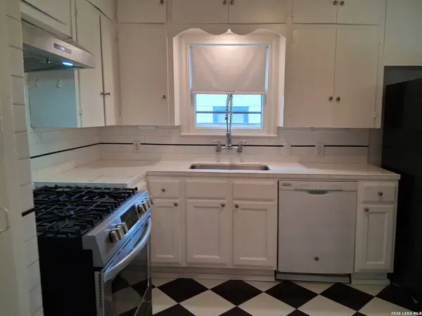 315 W Ridgewood Ct, San Antonio, TX 78212