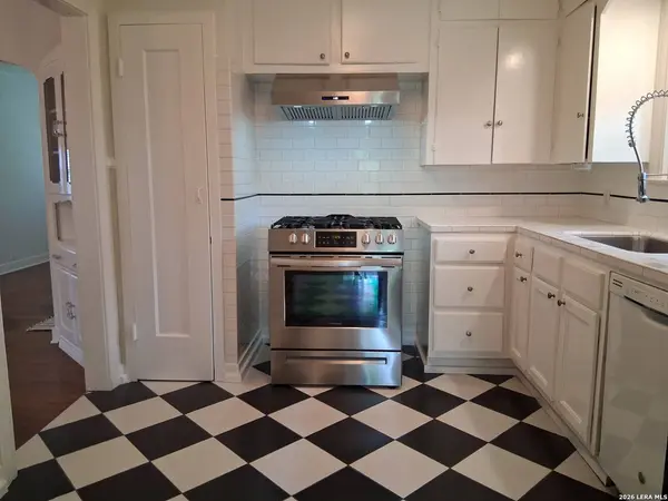 315 W Ridgewood Ct, San Antonio, TX 78212