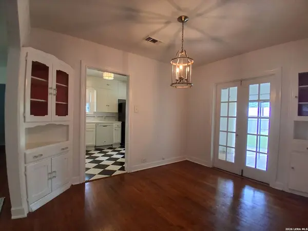 315 W Ridgewood Ct, San Antonio, TX 78212
