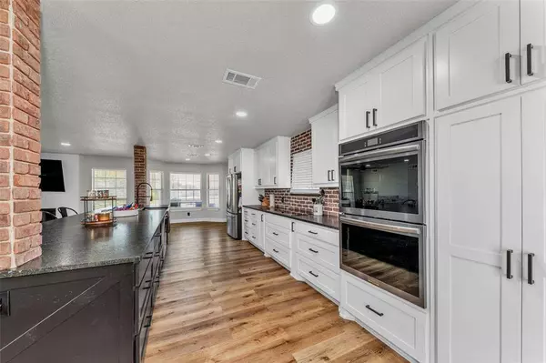 725 Hunter Trail, Bridgeport, TX 76426