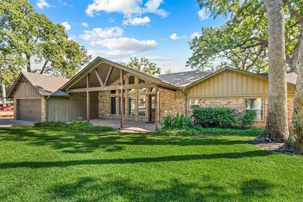 3504 Lakeridge Drive, Grapevine, TX 76051