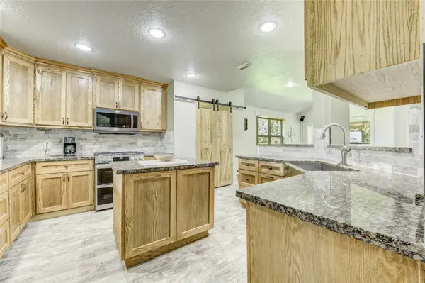 37 Wildwood Lake DR, Huntsville, TX 77340