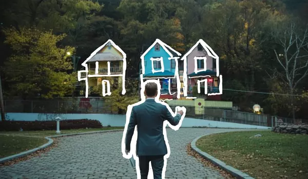 Nathan walking on a tour of 3 famous homes in Hot Springs.