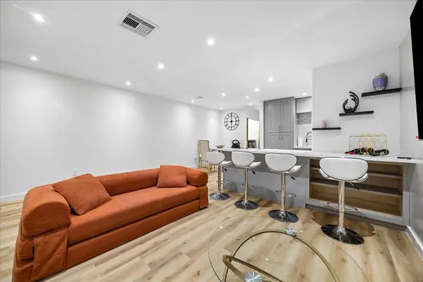 7402 Alabonson RD #202, Houston, TX 77088