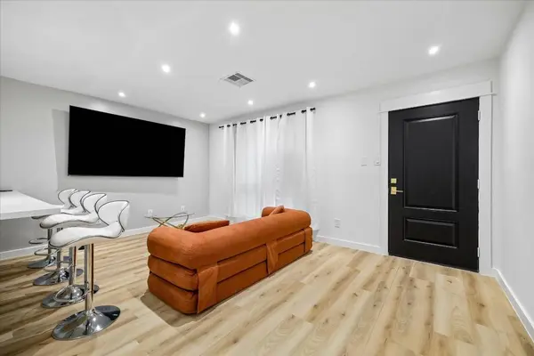 7402 Alabonson RD #202, Houston, TX 77088