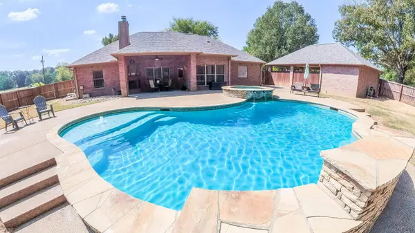 135 Pond Dr, Marshall, TX 75672
