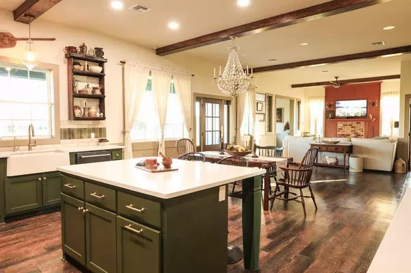 1674 County Road 126, Hallettsville, TX 77964