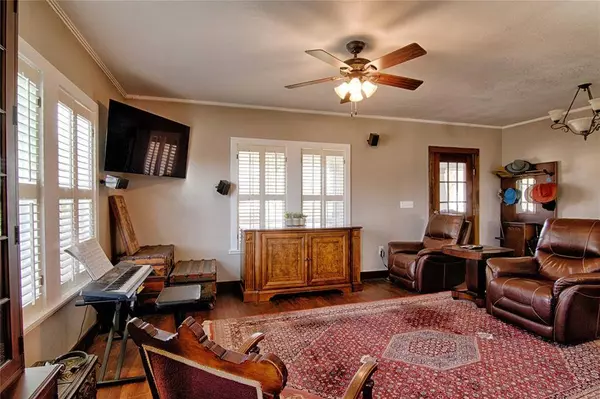 800 S Main ST, Hallettsville, TX 77964