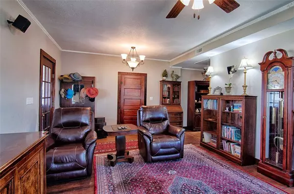 800 S Main ST, Hallettsville, TX 77964