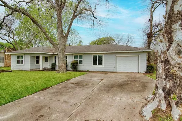 125 Burford DR, Columbus, TX 78934