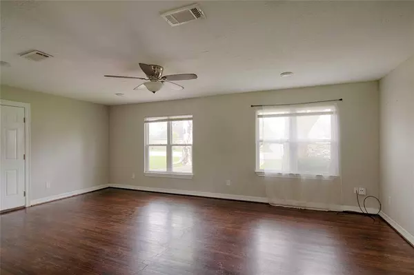 125 Burford DR, Columbus, TX 78934