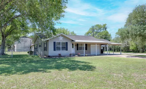 207 River ST, Hallettsville, TX 77964