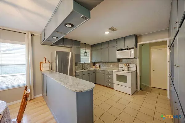 207 River ST, Hallettsville, TX 77964