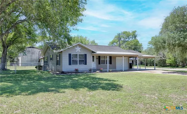 207 River ST, Hallettsville, TX 77964