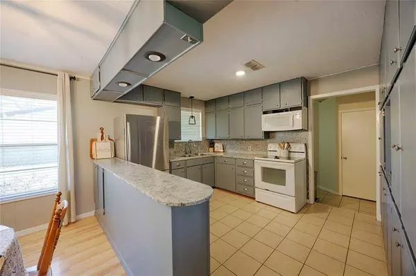 207 River ST, Hallettsville, TX 77964