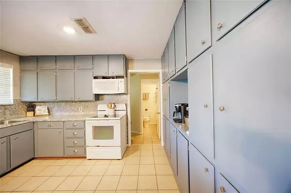 207 River ST, Hallettsville, TX 77964