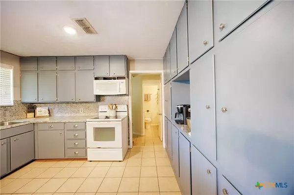 207 River ST, Hallettsville, TX 77964