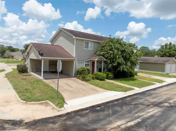 205 & 207 N Market ST, Hallettsville, TX 77964