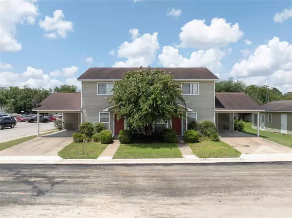 205 & 207 N Market ST, Hallettsville, TX 77964