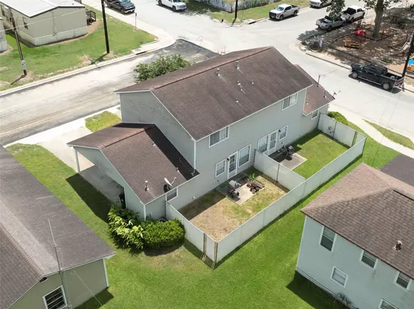 205 & 207 N Market ST, Hallettsville, TX 77964