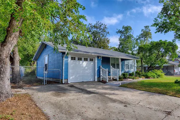 107 Crockett ST, Hallettsville, TX 77964