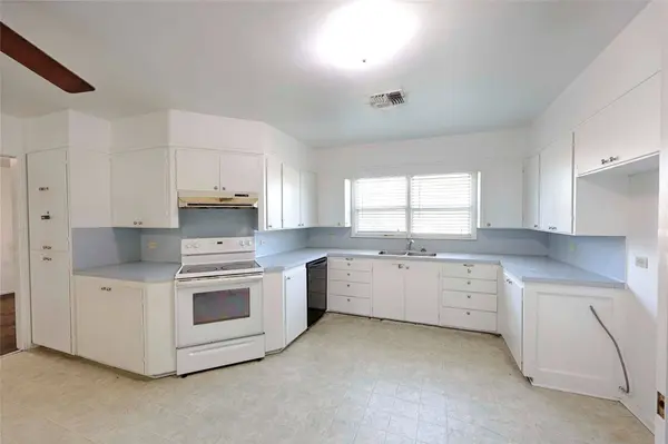 122 Ave E, Shiner, TX 77984