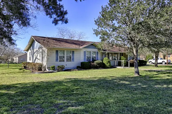 122 Ave E, Shiner, TX 77984