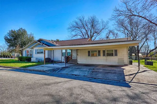 122 Ave E, Shiner, TX 77984