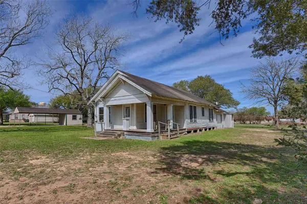 820 W Fairwinds ST, Hallettsville, TX 77964