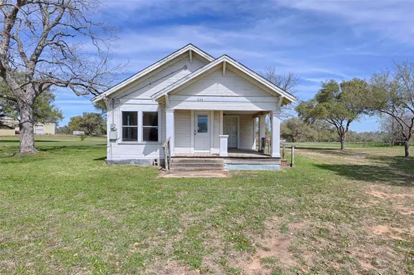 820 W Fairwinds ST, Hallettsville, TX 77964