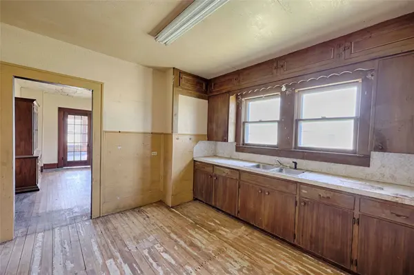 820 W Fairwinds ST, Hallettsville, TX 77964