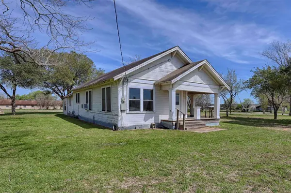 820 W Fairwinds ST, Hallettsville, TX 77964