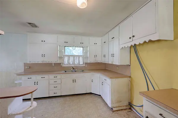 401 S Market ST, Hallettsville, TX 77964