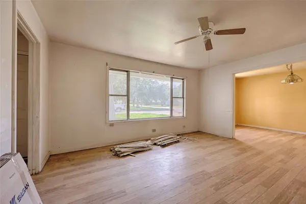 401 S Market ST, Hallettsville, TX 77964