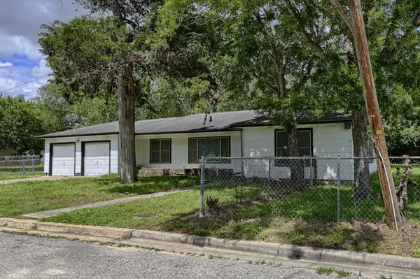 401 S Market ST, Hallettsville, TX 77964