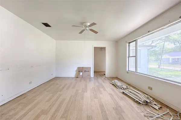401 S Market ST, Hallettsville, TX 77964