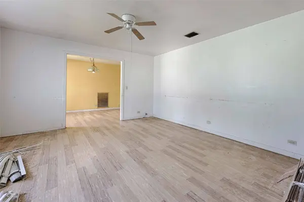 401 S Market ST, Hallettsville, TX 77964