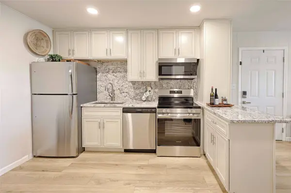 207 Hickory DR, Sheridan, TX 77475