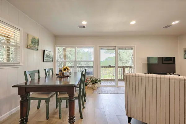 207 Hickory DR, Sheridan, TX 77475