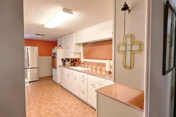 604 N Market ST, Hallettsville, TX 77964