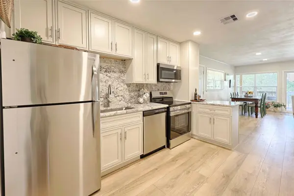 207 Hickory DR, Sheridan, TX 77475