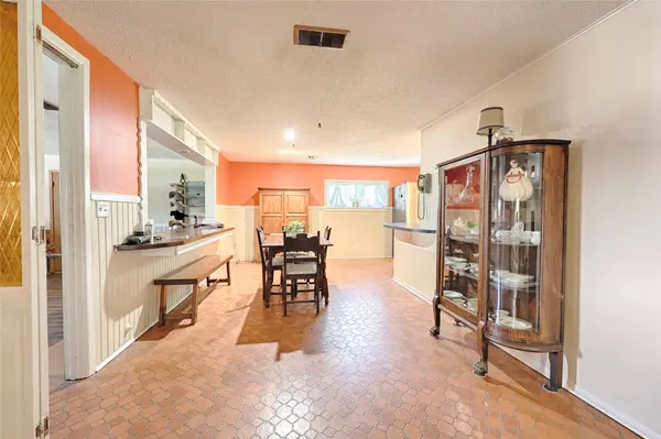 604 N Market ST, Hallettsville, TX 77964