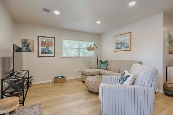 207 Hickory DR, Sheridan, TX 77475
