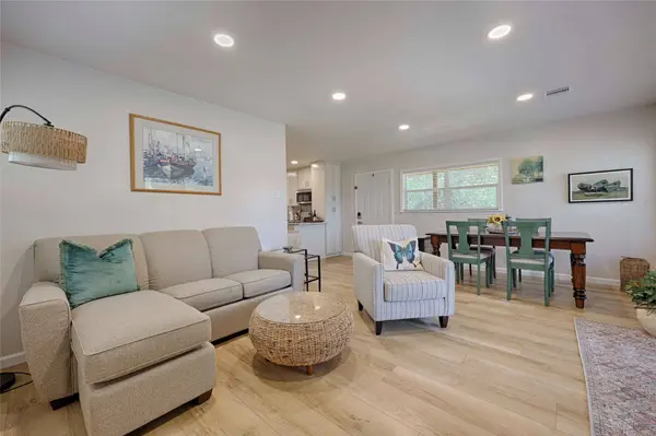 207 Hickory DR, Sheridan, TX 77475