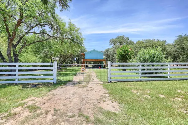 207 Hickory DR, Sheridan, TX 77475