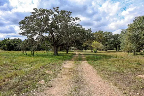 1558 Private Road 4007, Hallettsville, TX 77964