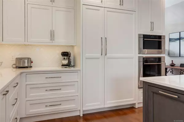 3768 Oak Crest Pl, Nanaimo, BC V9T 6H3