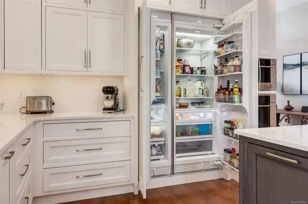 3768 Oak Crest Pl, Nanaimo, BC V9T 6H3