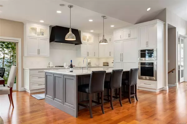 3768 Oak Crest Pl, Nanaimo, BC V9T 6H3